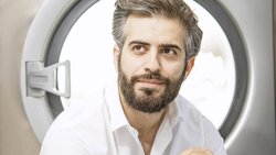 Trois mois après avoir obtenu son CFC d’apprenti de commerce, Serhat Açig ouvre son premier pressing à Yverdon. Depuis, la surface a quadruplé.