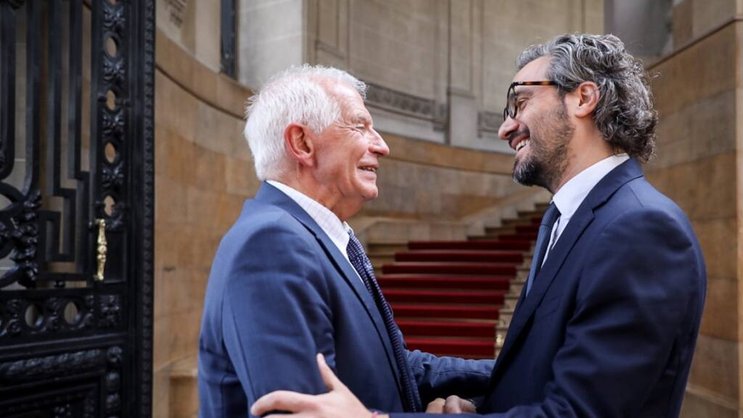 Josep Borrell (à gauche) s'est exprimé à l'issue d'une visite à Buenos Aires en Argentine. Il y a rencontré le ministre des Affaires étrangères argentin Santiago Cafiero (à droite).