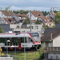 Le jeune duo était monté sur le toit d'une rame ferroviaire en gare de Lenzburg/AG. Le "surfeur de train" âgé de 18 ans est mort électrocuté alors que la rame se trouvait à Beinwil am See et cheminait en direction de Mosen/LU (photo symbolique).