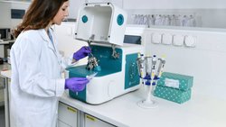 Made in Basel. L’entreprise de technologie médicale Resistel, à Muttenz, a développé la plateforme la plus rapide du monde pour les tests de sensibilité aux antibiotiques (AST) et a remporté plusieurs prix.