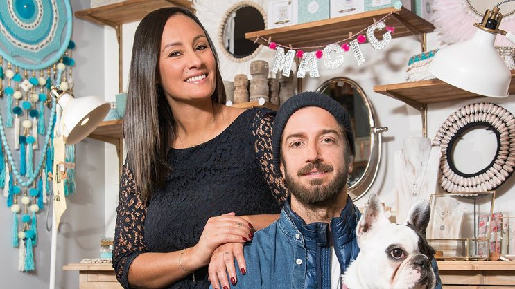 Les clients de Sabrina et Fred Cornudet apprécient les bijoux faits main présentés dans leur boutique.