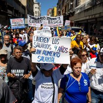 Les manifestants ont exigé une hausse de leurs rentes.