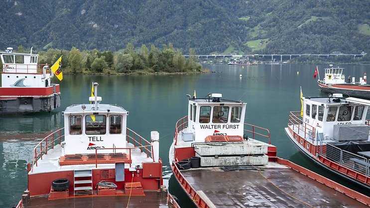D'ici 2029, ces navires de transport vont déverser cinq millions de tonnes de gravats dans le lac d'Uri afin de créer un nouvel espace pour la faune et la flore. Les gravats proviennent du percement du 2e tube du tunnel routier du Gothard.