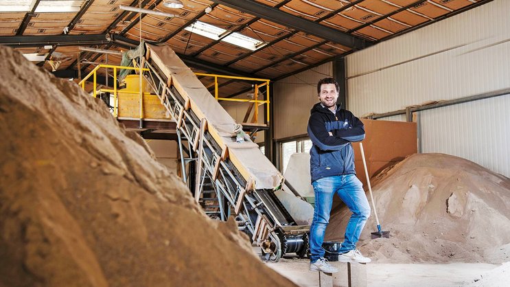 Terrabloc (ici son directeur, Rodrigo Fernandez) réalise des constructions en blocs de terre crue à partir de déblais terreux d’excavation de chantier.