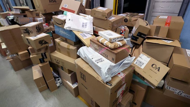 Ces dernières semaines, la Poste a traité près d'un million de colis par jour (archives).