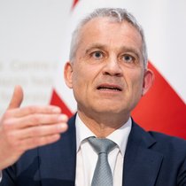 Le conseiller fédéral Beat Jans, avec des représentants cantonaux et des milieux économiques, a lancé la campagne du non à l'initiative "Pas de Suisse à 10 millions!" lundi à Berne.