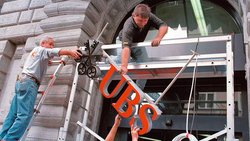 En décembre 1998, l’Union de banques suisses et la Société de banque suisse fusionnent pour donner naissance à la nouvelle UBS.