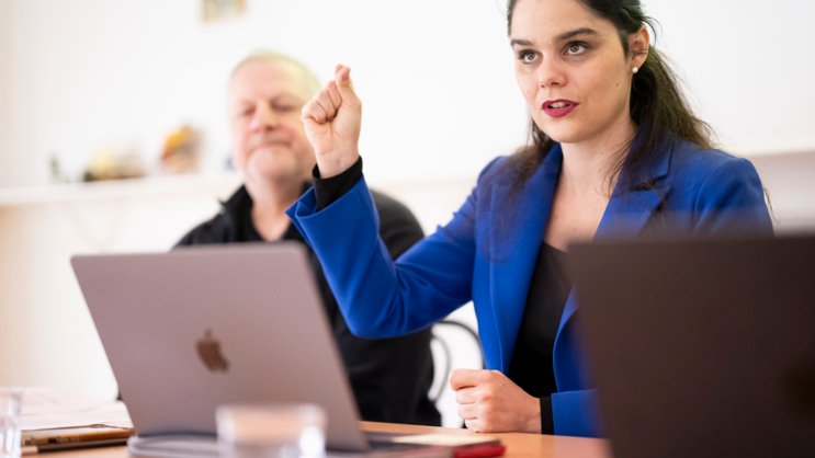 Estelle Revaz (à droite), présidente, et Alex Meszmer, directeur général de la faîtière Suisseculture : tous deux estiment que la création culturelle professionnelle en Suisse est en danger.