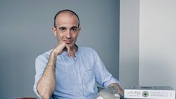 Yuval Noah Harari ne possède pas de smartphone. Un choix face aux géants de la tech. «Je ne leur accorde aucun accès direct à mon cerveau», dit-il.