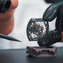 L’emploi de techniques horlogères poussées ainsi qu’une finition main réalisée dans le respect de la tradition.
