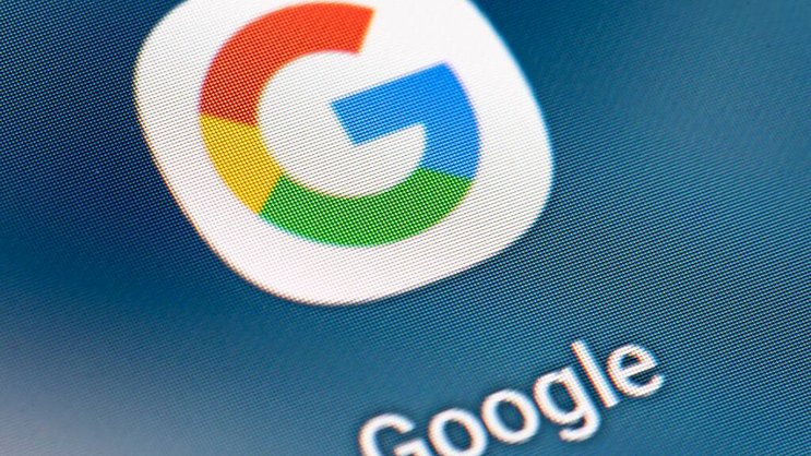 Google est accusé d'avoir collecté des millions d'empreintes biométriques, comme la texture de la voix ou la structure géométrique du visage, grâce à des services de stockage et d'édition de photographies ou des appareils à commande vocale (archives).