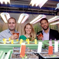 Sylvain Dubey (à g.), Olga Dubey et Jean-Pascal Aribot travaillent en étroite collaboration avec l’Agriscope de Changins.