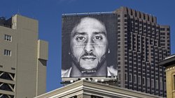 En 2016, le footballeur américain Colin Kaepernick s’agenouille pendant l’hymne national avant le match pour protester contre les violences policières racistes aux Etats-Unis. En 2018, Nike choisit le quarterback, sans contrat depuis ce geste, pour sa campagne publicitaire célébrant ses 30 ans (ici à San Francisco).