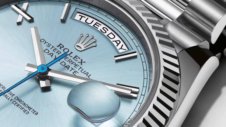 Day-Date: la première montre-bracelet qui, en plus de la date, affichait le jour de la semaine en toutes lettres dans une petite fenêtre.