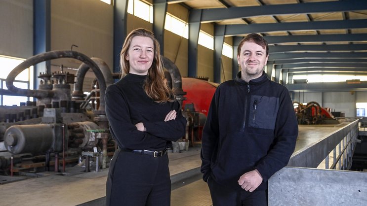 Les fondateurs de Pave, Julie Böhning et Jérémy Marciacq, dans l'ancienne centrale de Chavalon dans laquelle auront lieu les tests de ses moteurs.