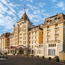 L’histoire du Royal Savoy remonte à 1906. Conçu par les architectes Charles Mauerhofer, Adrien Van Dorsser et Charles-François Bonjour, l’établissement devient très vite une destination prisée en Suisse.
