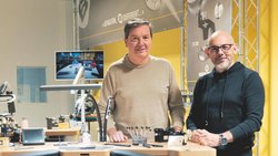 Vladimir Zennaro (à g.), chez Bergeon, une PME de 230 ans, s’est allié à Roland Hirschi et sa start-up SAVinsight.