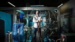 Avec RedElec, David Crettenand a révolutionné l’industrie du denim grâce à un procédé électrochimique de coloration des blue-jeans qui divise l’empreinte écologique de la teinture par dix.