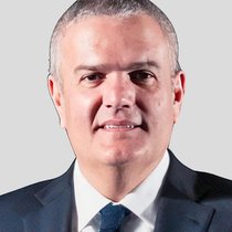 CEO de Hublot depuis 2012, Ricardo Guadalupe est remplacé par Julien Tornare, jusque-là CEO de TAG Heuer, autre marque de montres appartenant au groupe LVMH. 