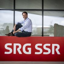 Entre menace de centralisation outre-Sarine, exonération de 60 000 entreprises et réflexion sur une taxation liée au revenu, le service public joue sa survie financière. Le directeur de la RTS décortique les conséquences économiques potentielles d'un «oui» dans les urnes.