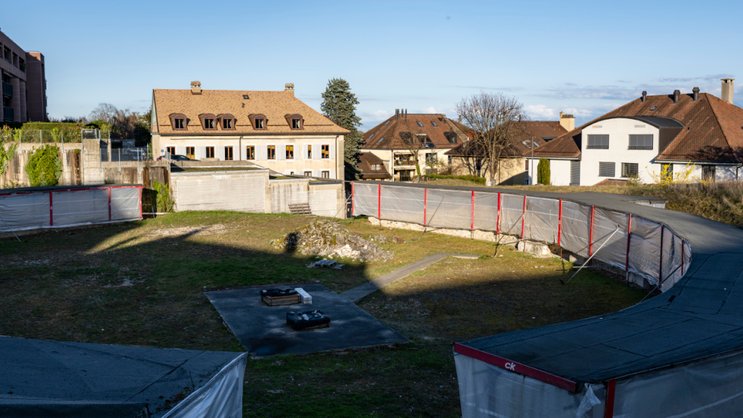 L'amphithéâtre de Nyon figure parmi les huit amphithéâtres romains découverts en Suisse. Il se distingue par ses dimensions - arène elliptique de 50 mètres sur 36 mètres -, ainsi que par son bon état de conservation.