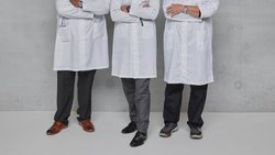 En l’honneur du partenariat entre la marque horlogère et Privateer, Raynald Aeschlimann, CEO d’Omega (au centre) a reçu Steve Wozniak (à d.) et Alex Fielding (à g.) dans le siège de l'entreprise à Bienne.