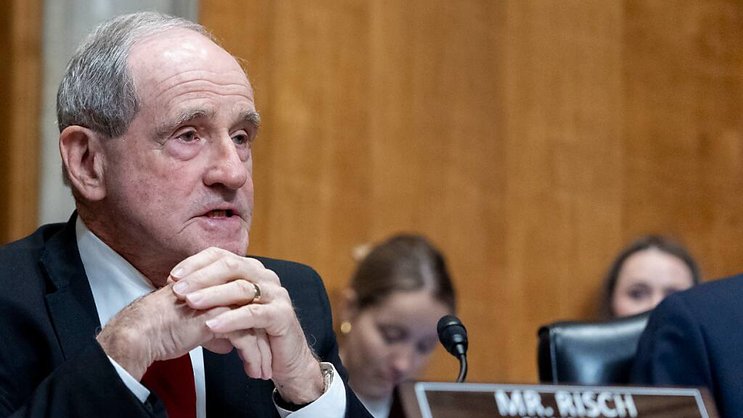 Le sénateur Jim Risch a dénoncé un texte destiné uniquement à satisfaire "la gauche progressiste" et "embarrasser notre allié Israël" et qui "a, au final, réduit la sécurité des Etats-Unis et de ses alliés",ajoutant que désormais "l'Amérique est de retour".