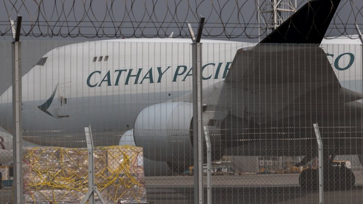 Cathay avait déjà doublé ses surcharges carburant sur la plupart de ses lignes en raison du conflit au Moyen-Orient et a prolongé cette semaine la suspension de ses vols à destination et en provenance de Dubaï et de Riyad jusqu'au 31 mai.
