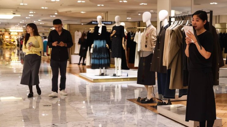 La déflation, appréciée des consommateurs, est considérée comme un phénomène dangereux pour l'économie car elle incite les ménages à reporter leurs achats dans l'espoir de prix encore plus bas. (archive)
