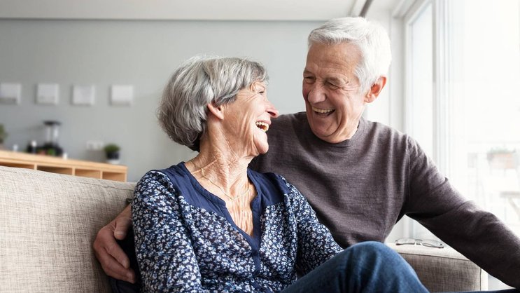 Couple de retraités sereins grâce à une prévoyance professionnelle bien planifiée - Bien-être financier à la retraite