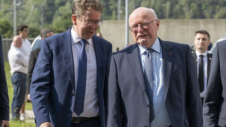 Le ministre des transports Albert Rösti (à gauche) et le directeur des CFF Vincent Ducroz étaient lundi à Pollegio (TI) pour la réouverture complète du tunnel de base du Gothard.