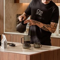 Un barista portant un t-shirt estampillé Chronic.