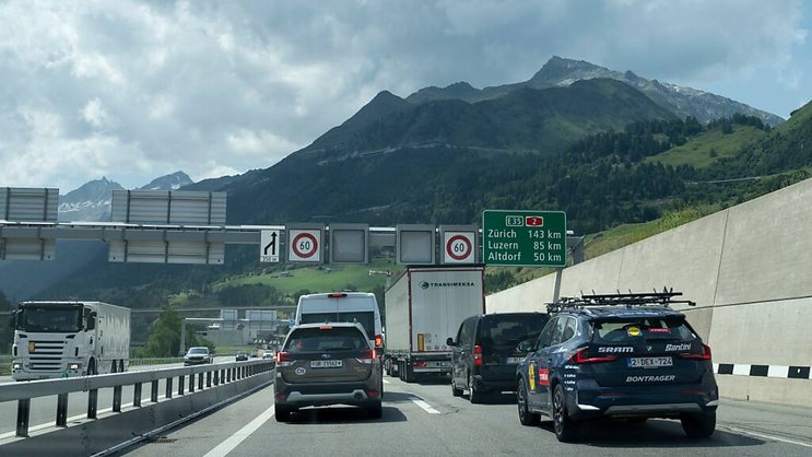 Ce dimanche, l'embouteillage à l'entrée sud du tunnel (ici à Airolo) pourrait bien être aussi long que celui côté uranais.