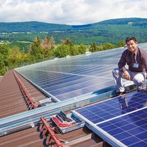 Jean-Louis Guillet, CEO de Soleol, à Onnens (VD), est très fier d’avoir bâti sur le toit de sa PME la plus grande centrale photovoltaïque de Suisse.