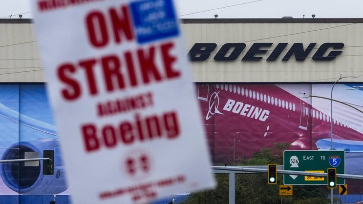 Boeing assure avoir gelé tous les recrutements et les hausses salariales liées à des promotions, et aussi avoir mis fin aux voyages en première classe et en classe affaires, y compris pour les membres de sa direction (archives).