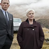 James Bond et M dans le film «Skyfall»: des doutes sur les capacités de l'agent secret se font entendre, mais grâce à son expérience, il finit par relever tous les défis.