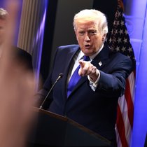 Donald Trump s'est montré furieux vendredi après la décision de la Cour suprême. Dans une conférence de presse un peu plus tard, il a annoncé une nouvelle taxe de 10%.