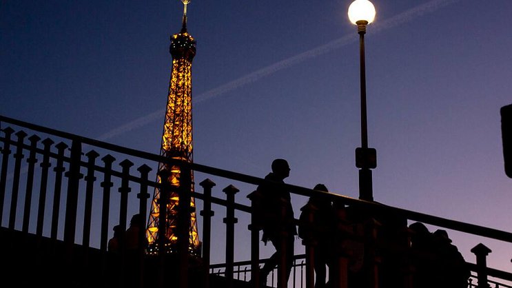 Les ménages sont un peu plus nombreux qu'en octobre à considérer que le niveau de vie en France va s'améliorer (archives).