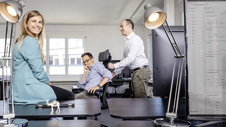 Le fondateur David Gugelmann (à dr.), expert reconnu dans la détection de cybercriminalité économique, avec la COO Carola Hug et le CMO Gregor Erismann.
