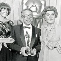 En 1978, Stefan Kudelski se voit remettre l’Oscar du mérite technique et scientifique par les comédiennes Maggie Smith (à g.) et Maureen Stapleton pour le Nagra 1.