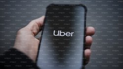De nombreux chauffeurs ont été déconnectés de la plateforme d'Uber à Genève et se retrouvent dépourvus.