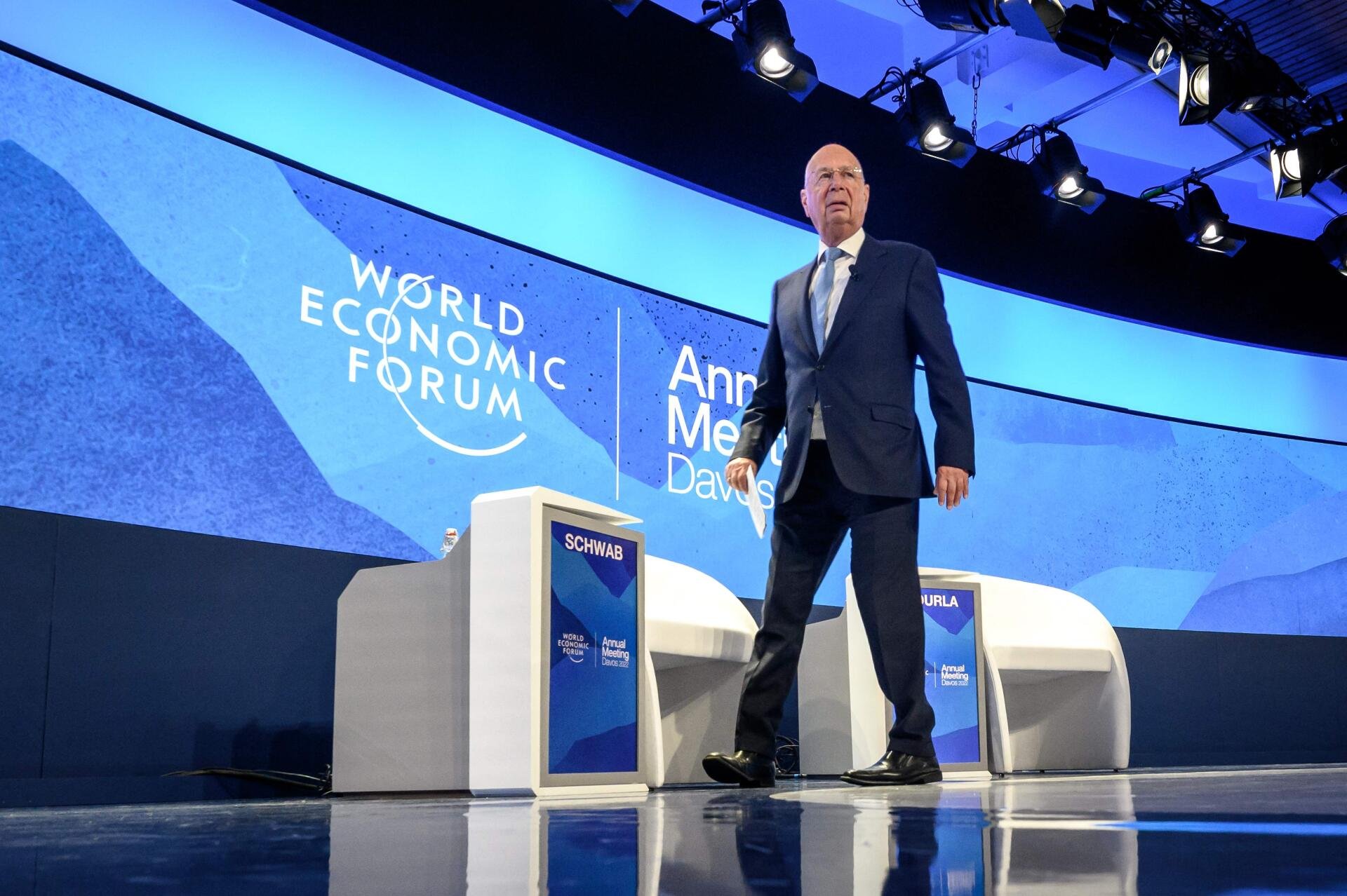 Pour le WEF, ce départ s'inscrit dans un contexte déjà troublé, au niveau de la direction. Il y a un an à peine, le fondateur historique, Klaus Schwab, a été poussé vers la sortie.
