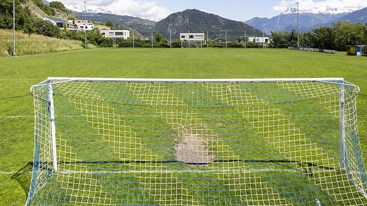 Le Valais veut réduire l'arrosage des terrains de sport. Ici celui de Grimisuat dont le propriétaire participe à la phase pilote du projet lancé par l'Office cantonal du sport (OCS).