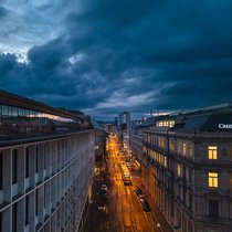 Coup de tonnerre pour le secteur bancaire suisse et international: le dimanche 19 mars, le Conseil fédéral annonce qu’UBS rachète Credit Suisse. La Confédération accorde une garantie de 9 milliards de francs à UBS.