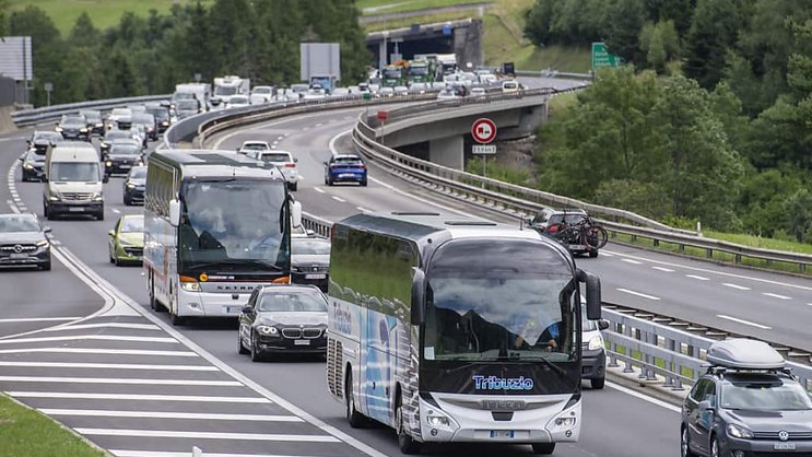 Une longue file de voitures s'est formée devant le tunnel du Gothard en direction du sud, à l'entrée de l'autoroute à Wassen, dans le canton d'Uri (Photo d'archives).