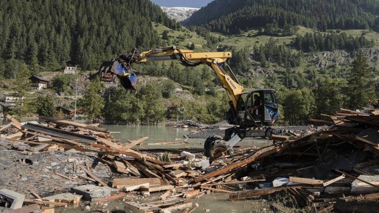 La banque Raiffeisen a collecté plus de 4 millions de francs en faveur des victimes de l'éboulement du 28 mai qui a détruit en grande partie le village de Blatten (VS). Les dégâts ont été estimés à 320 milions (archives).