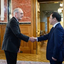 Guy Parmelin œuvre à renforcer les relations commerciales (ici avec l'ambassadeur Qian Minjian).