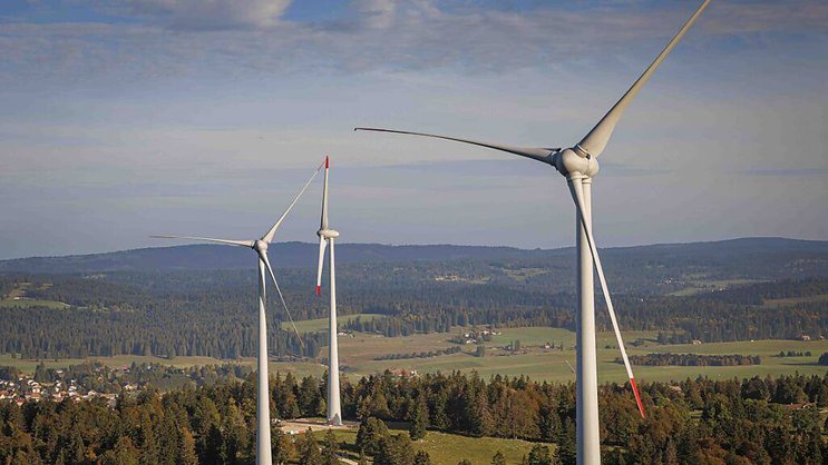 Le parc éolien suisse a produit un record d'électricité l'an dernier. En photo, les éoliennes de Sainte-Croix (VD), qui ne sont toutefois pas dans le bilan 2023, car raccordées en janvier dernier seulement. Reste que la Suisse est nettement à la traîne dans le domaine. (archives)