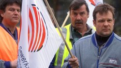 Des suppressions de postes sont prévues au sein de la filiale de Swisscom, Cablex. Ici, une manifestation des employés de Cablex en 2003 contre une restructuration de l'entreprise.