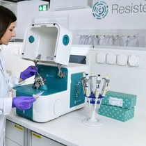 Made in Basel. L’entreprise de technologie médicale Resistel, à Muttenz, a développé la plateforme la plus rapide du monde pour les tests de sensibilité aux antibiotiques (AST) et a remporté plusieurs prix.